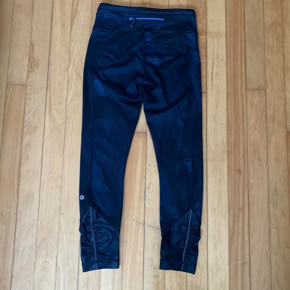 Lululemon Black Striped Ruched Cropped Leggings Athleisure Yoga Workout